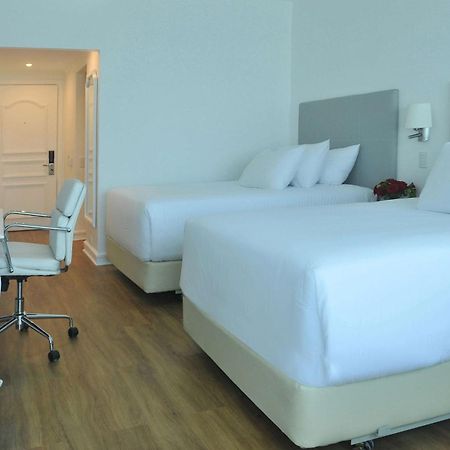 โรงแรม เอ็นเอช คอลเลคชัน พลาซา ซานเทียโก ซานติอาโก ภายนอก รูปภาพ A room at the hotel
