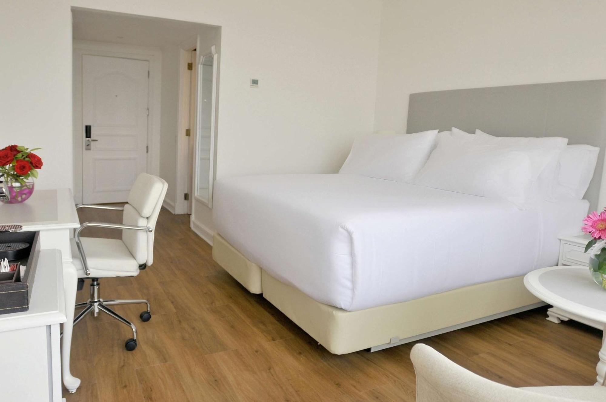 โรงแรม เอ็นเอช คอลเลคชัน พลาซา ซานเทียโก ซานติอาโก ภายนอก รูปภาพ A room at the hotel
