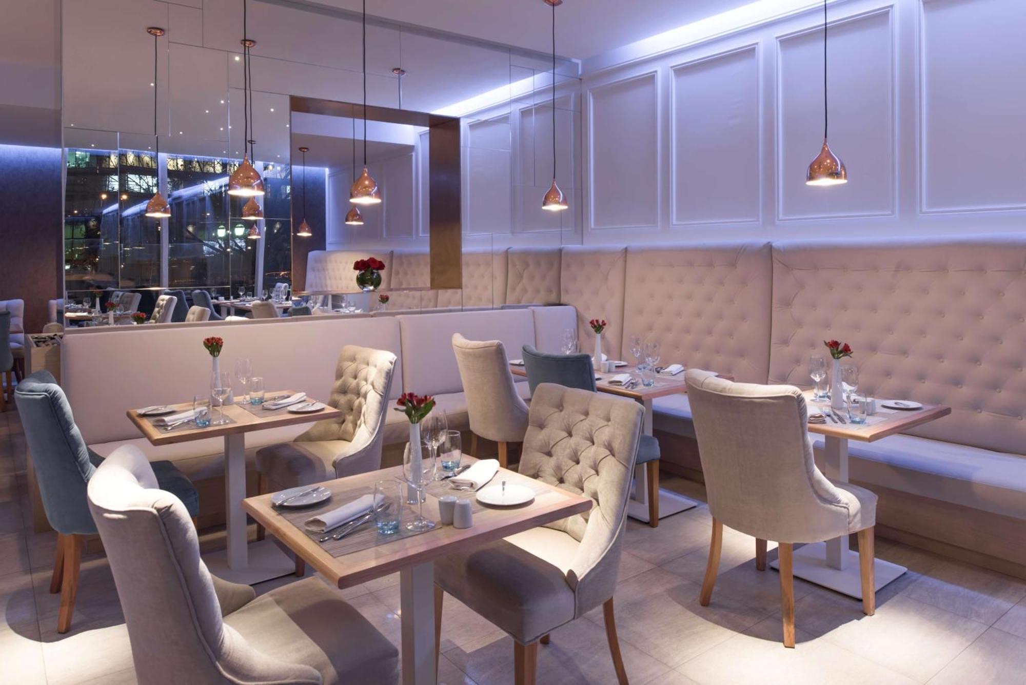 โรงแรม เอ็นเอช คอลเลคชัน พลาซา ซานเทียโก ซานติอาโก ภายนอก รูปภาพ Interior of the restaurant
