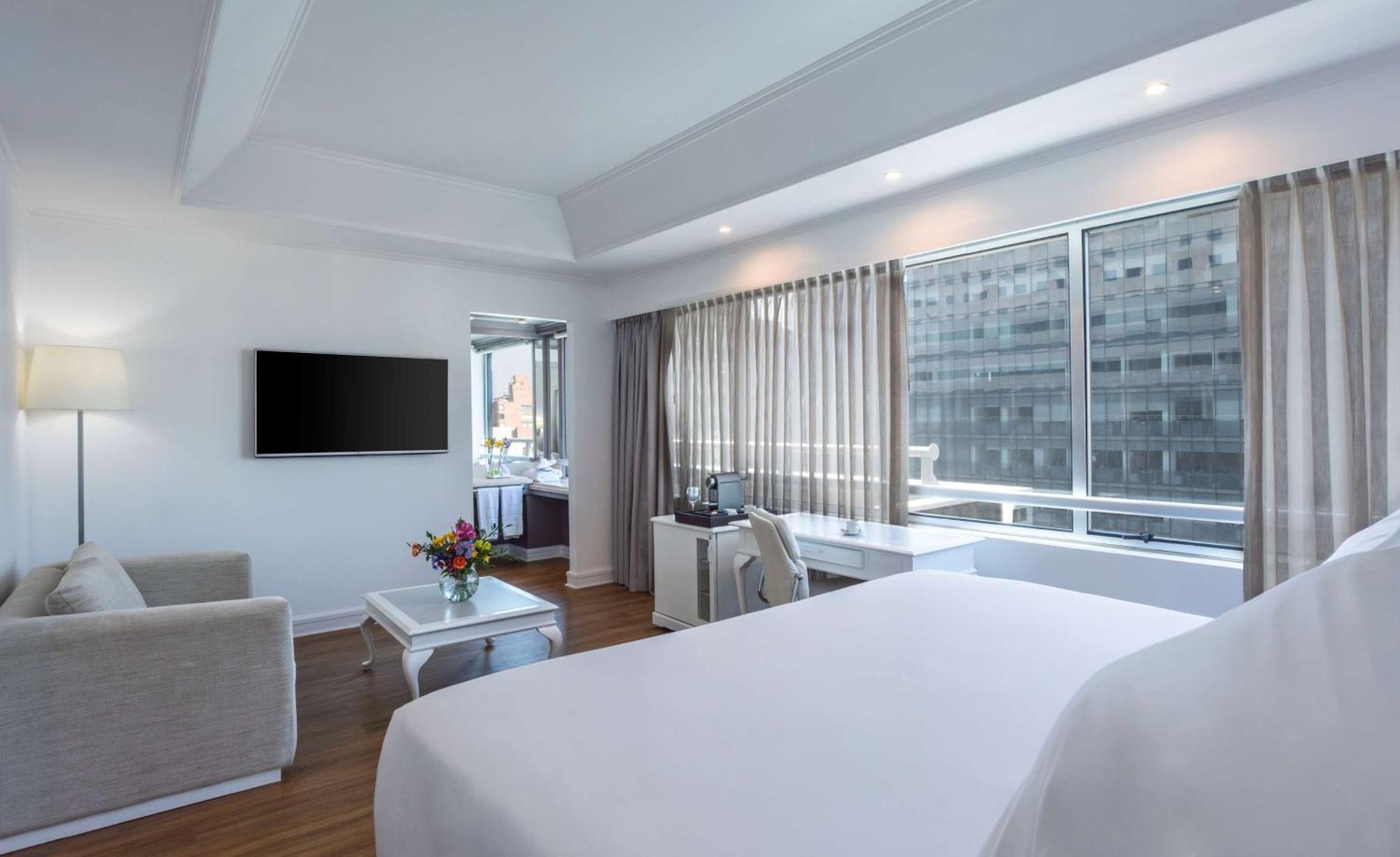 โรงแรม เอ็นเอช คอลเลคชัน พลาซา ซานเทียโก ซานติอาโก ภายนอก รูปภาพ A room at the hotel