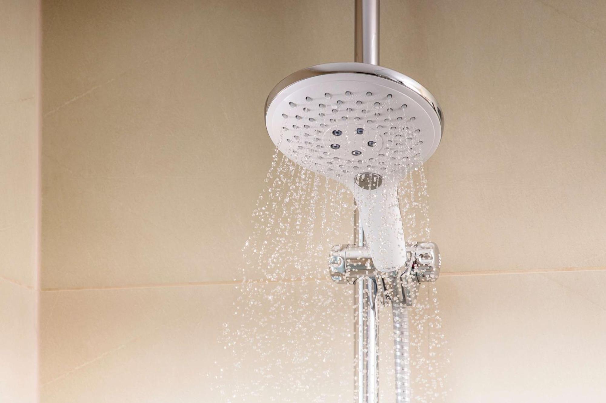 โรงแรม เอ็นเอช คอลเลคชัน พลาซา ซานเทียโก ซานติอาโก ภายนอก รูปภาพ A shower in operation