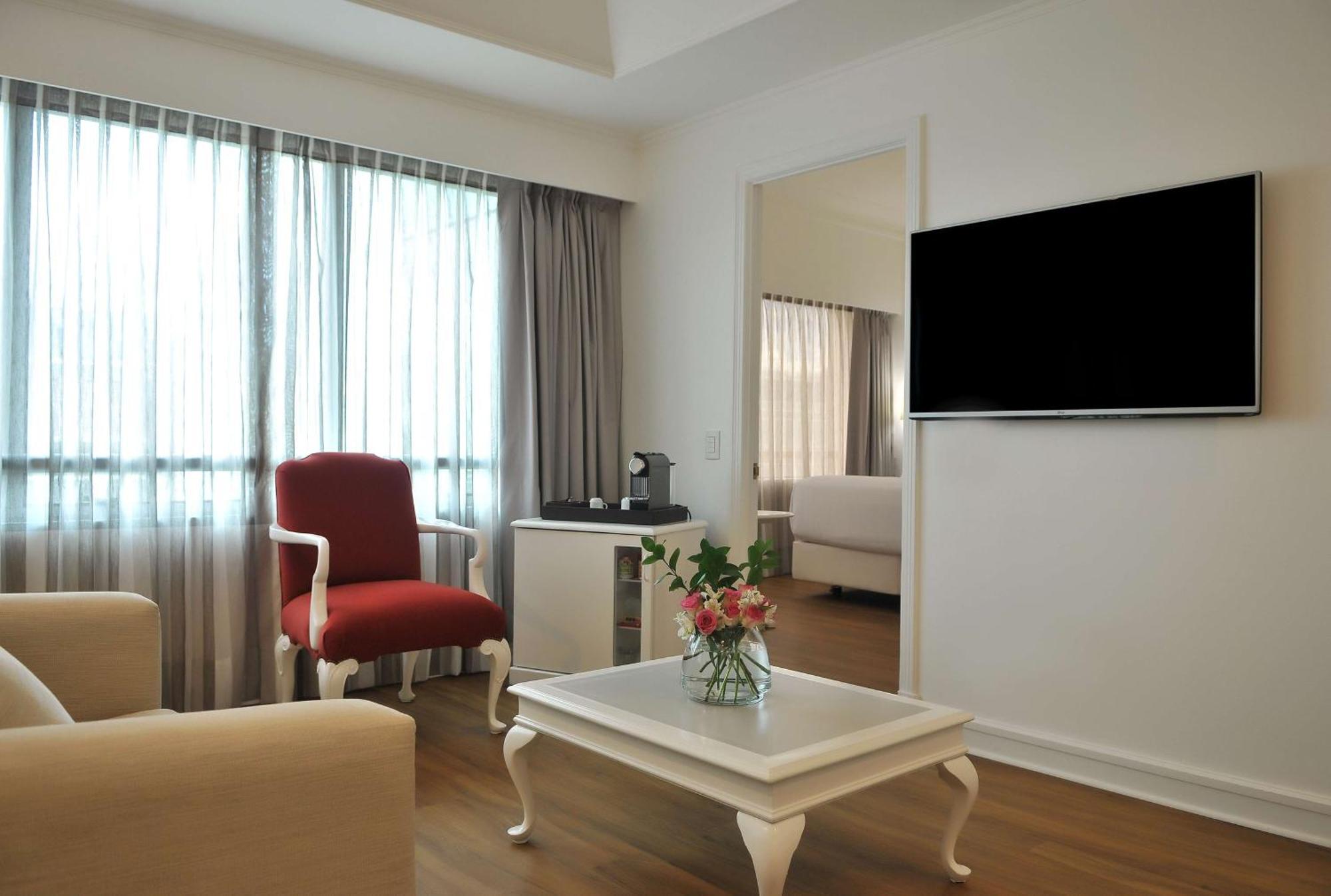 โรงแรม เอ็นเอช คอลเลคชัน พลาซา ซานเทียโก ซานติอาโก ภายนอก รูปภาพ A room at the hotel