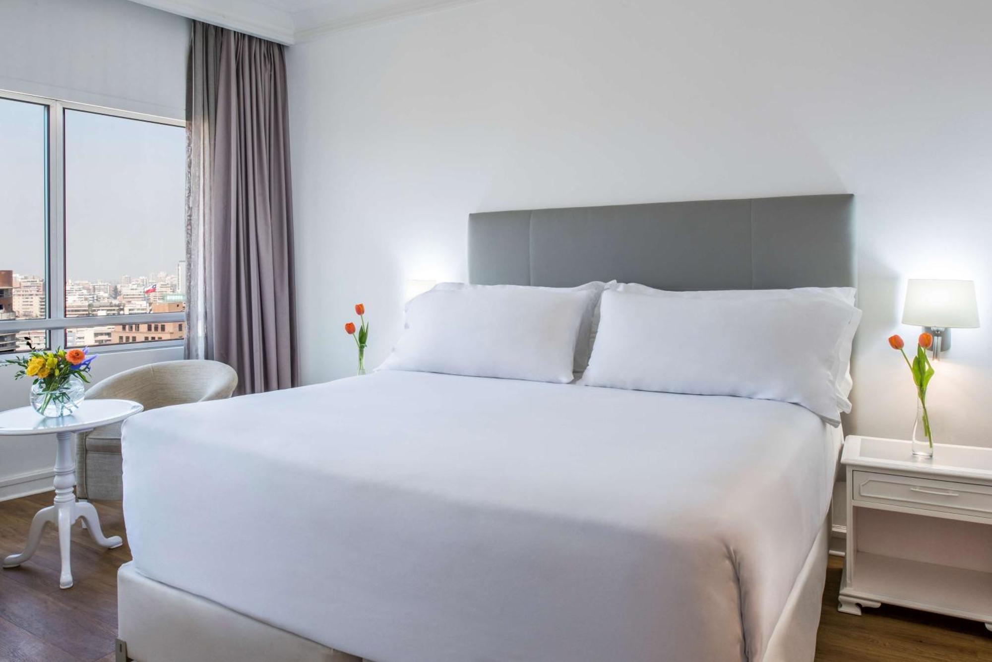 โรงแรม เอ็นเอช คอลเลคชัน พลาซา ซานเทียโก ซานติอาโก ภายนอก รูปภาพ A room at the hotel