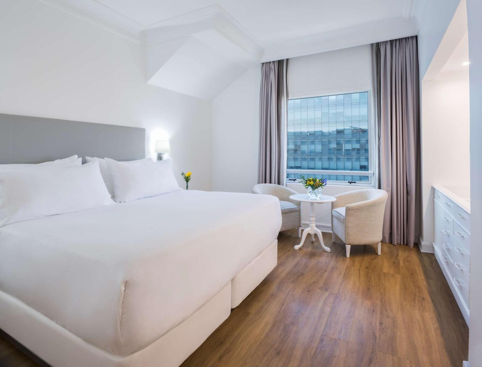 โรงแรม เอ็นเอช คอลเลคชัน พลาซา ซานเทียโก ซานติอาโก ภายนอก รูปภาพ A room at the hotel