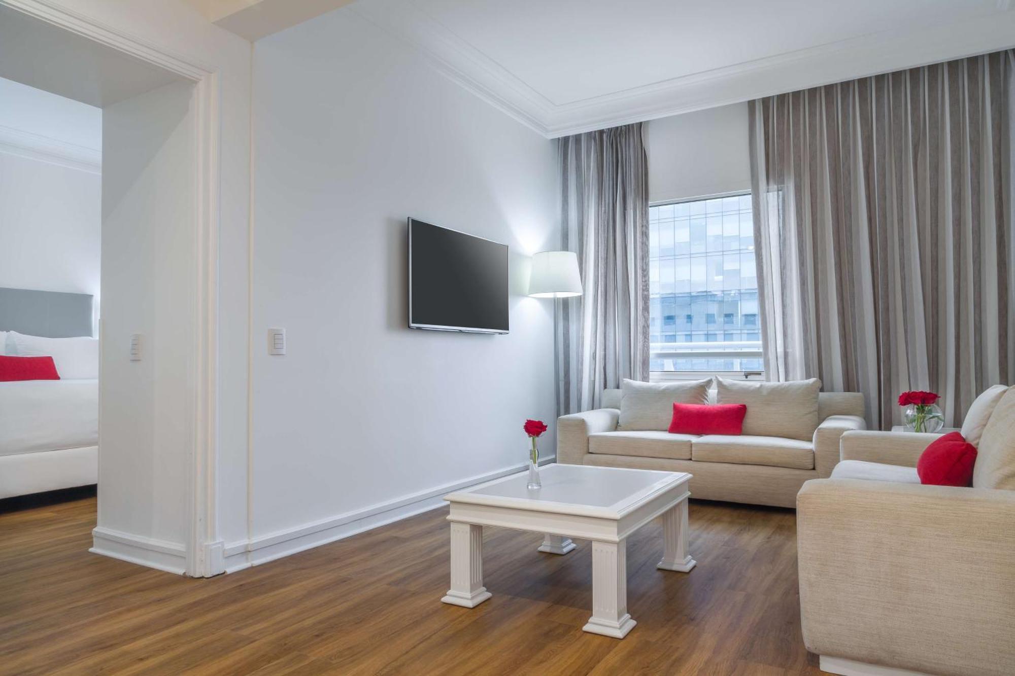 โรงแรม เอ็นเอช คอลเลคชัน พลาซา ซานเทียโก ซานติอาโก ภายนอก รูปภาพ A living room in a hotel