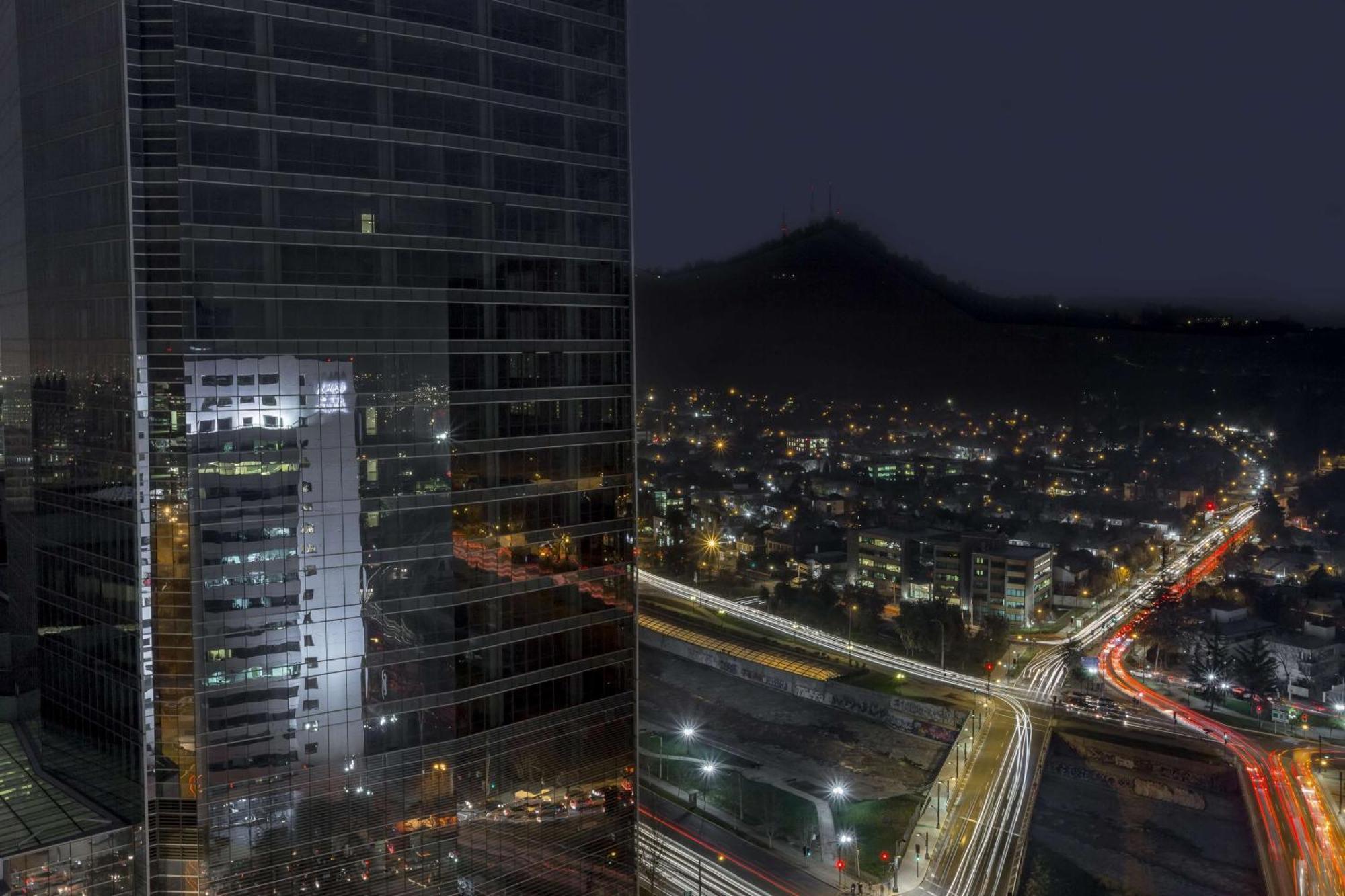 โรงแรม เอ็นเอช คอลเลคชัน พลาซา ซานเทียโก ซานติอาโก ภายนอก รูปภาพ View of the complex at night