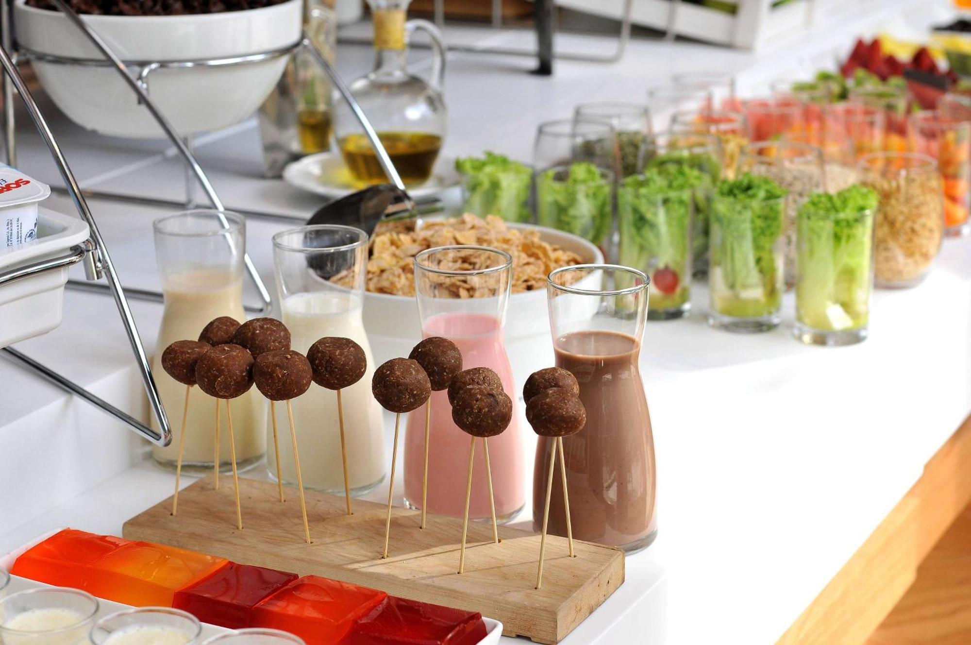 โรงแรม เอ็นเอช คอลเลคชัน พลาซา ซานเทียโก ซานติอาโก ภายนอก รูปภาพ A selection of smoothies