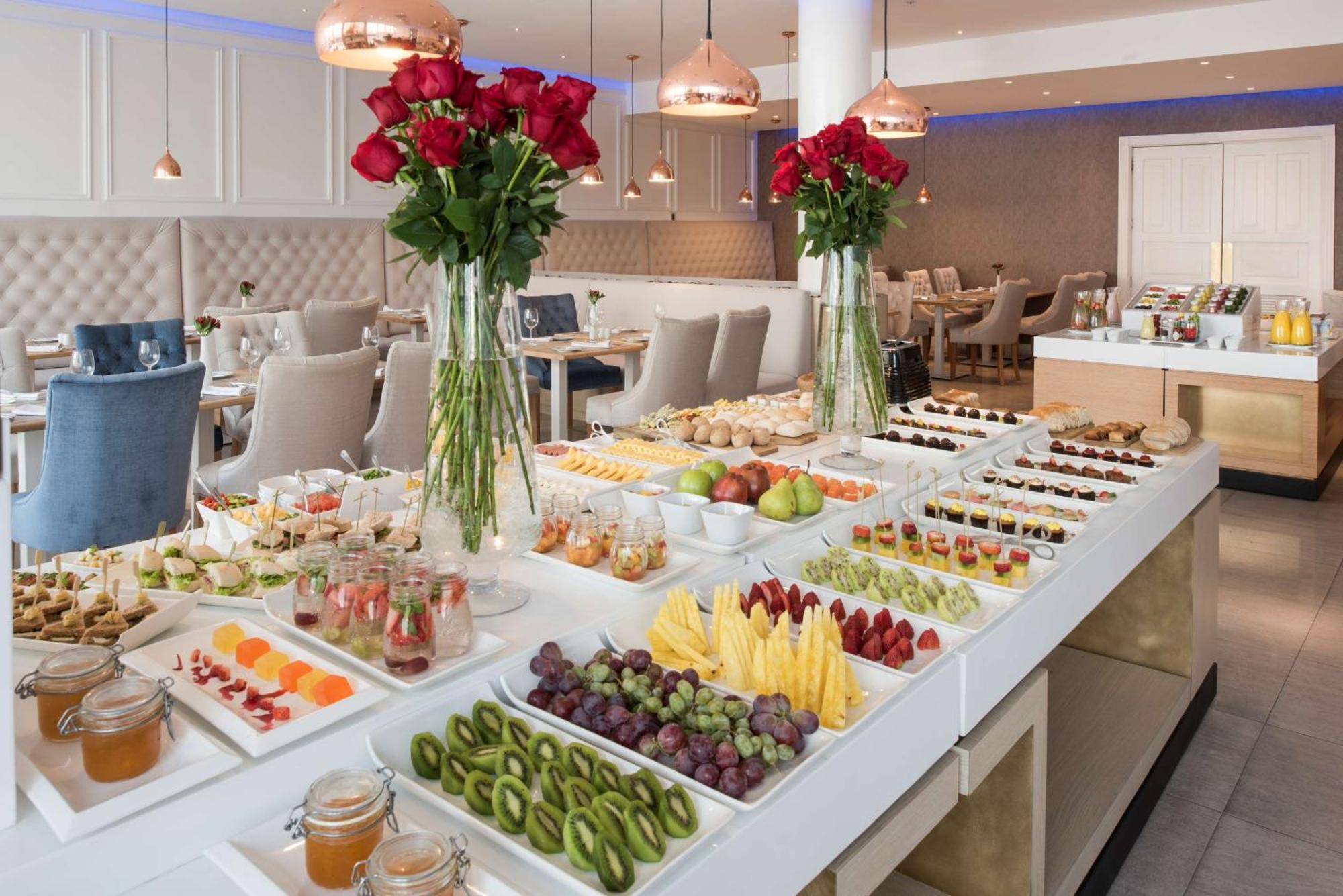 โรงแรม เอ็นเอช คอลเลคชัน พลาซา ซานเทียโก ซานติอาโก ภายนอก รูปภาพ A buffet at a hotel