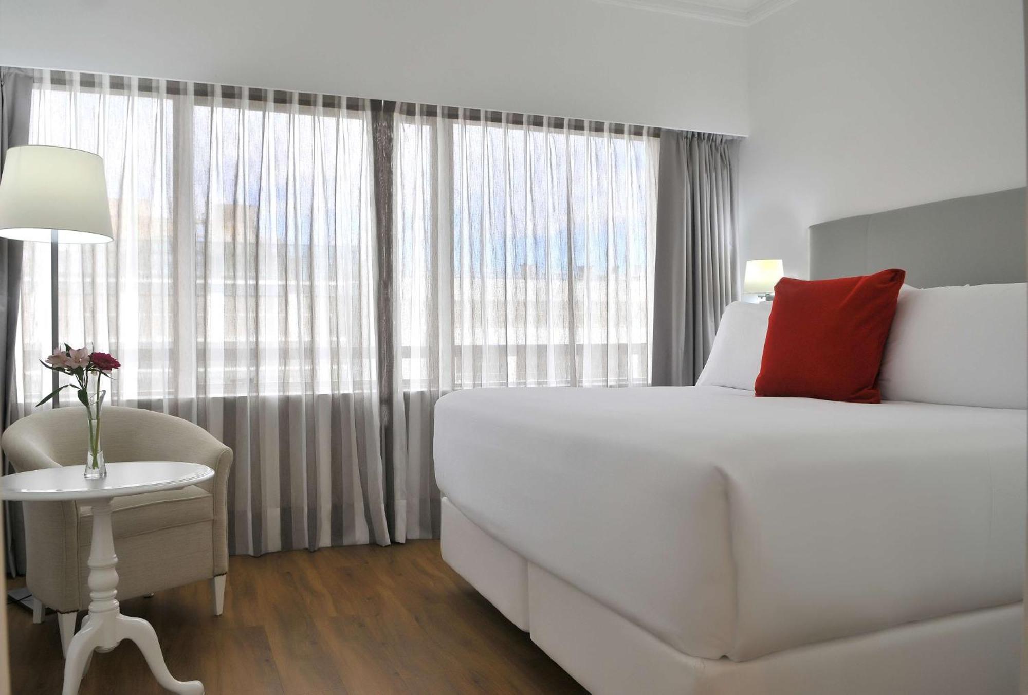 โรงแรม เอ็นเอช คอลเลคชัน พลาซา ซานเทียโก ซานติอาโก ภายนอก รูปภาพ A room at the hotel