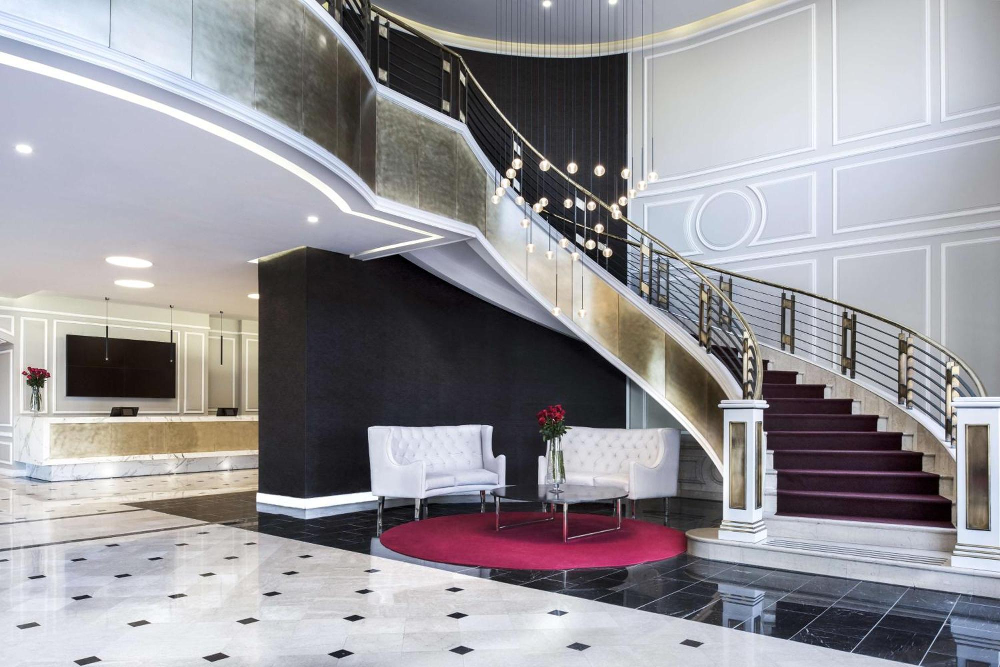 โรงแรม เอ็นเอช คอลเลคชัน พลาซา ซานเทียโก ซานติอาโก ภายนอก รูปภาพ The lobby of the hotel