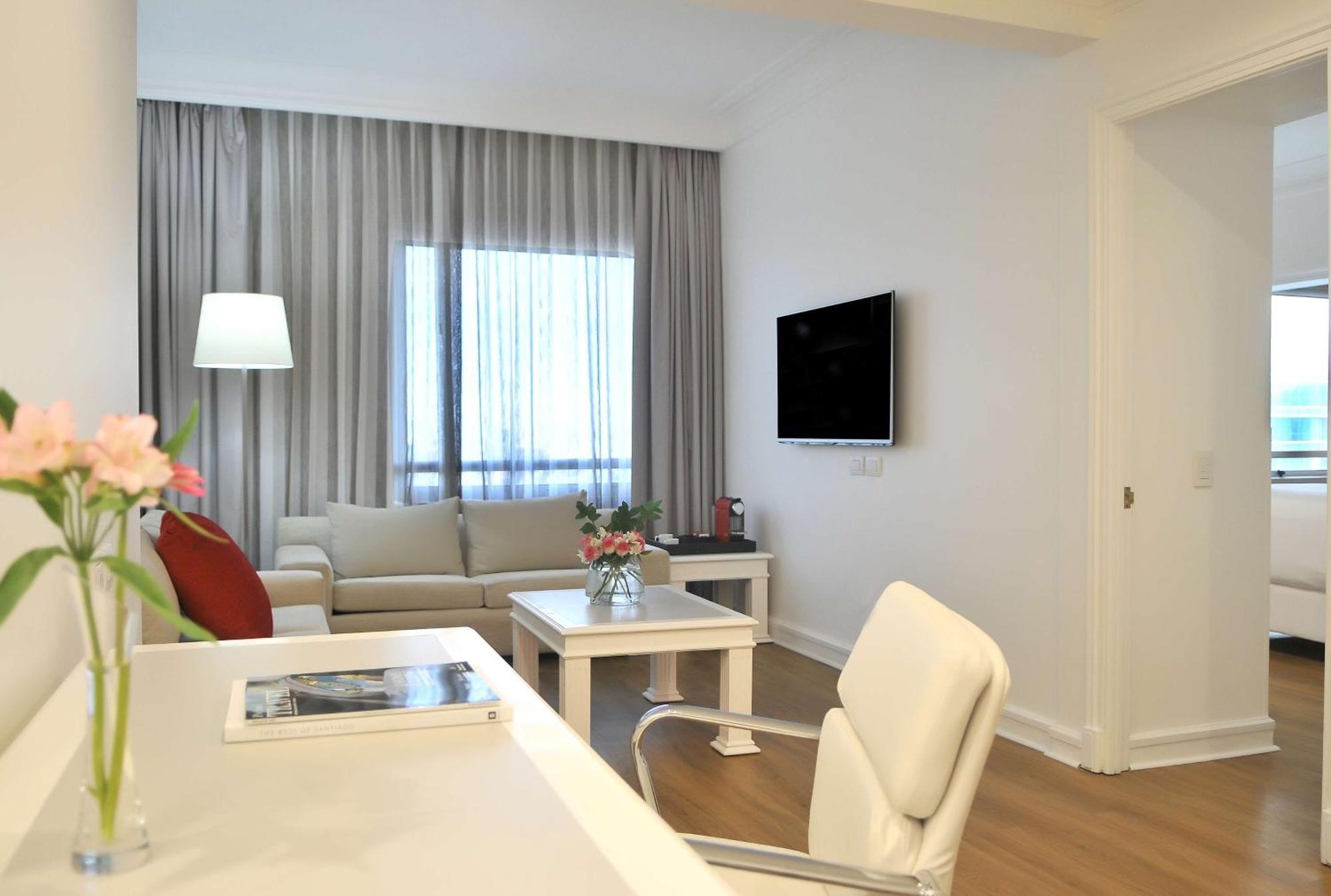 โรงแรม เอ็นเอช คอลเลคชัน พลาซา ซานเทียโก ซานติอาโก ภายนอก รูปภาพ A living room in a serviced apartment in Athens, Greece